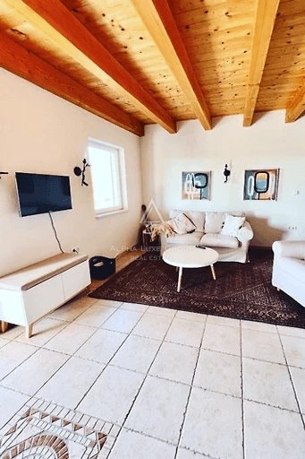 Labin, Istria: Incantevole Casa con Piscina in un Ambiente Tranquillo