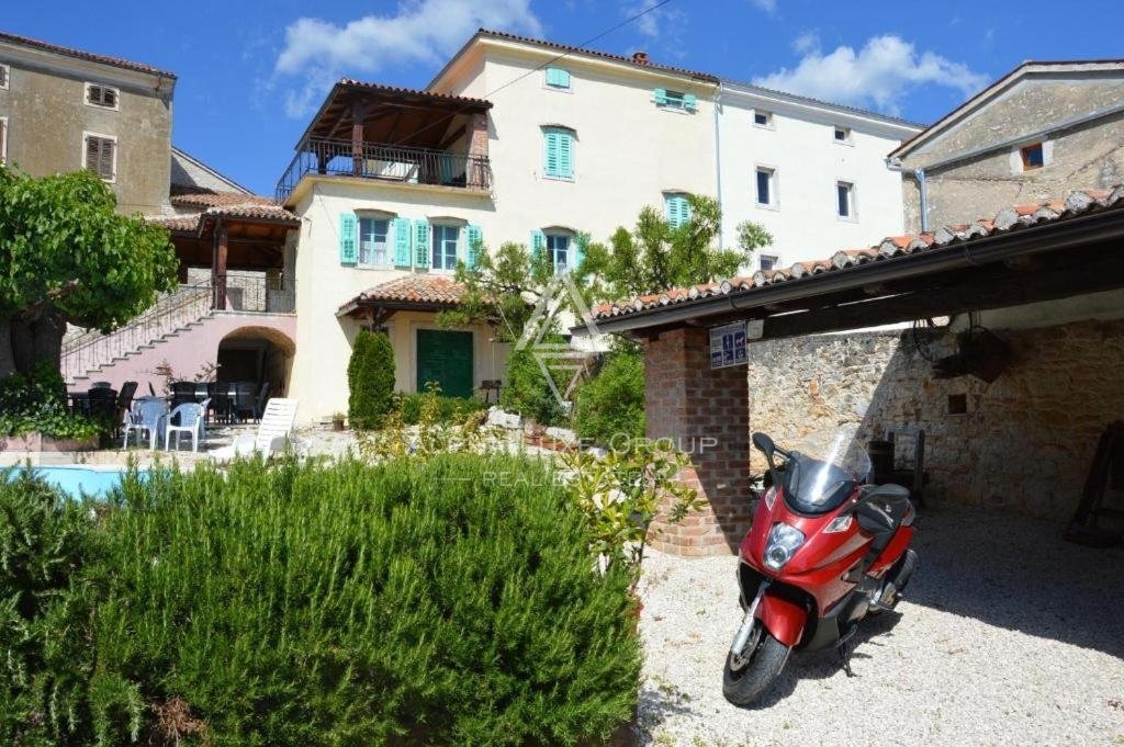 Elegante Tenuta Agricola a Višnjan, Istria: Viste Mozzafiato sul Mare