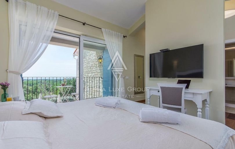 Višnjan | Villa di Lusso in Vendita con Jacuzzi Privata, Sauna e Piscina