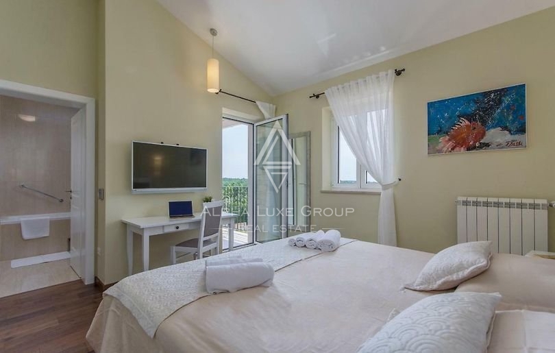 Višnjan | Villa di Lusso in Vendita con Jacuzzi Privata, Sauna e Piscina