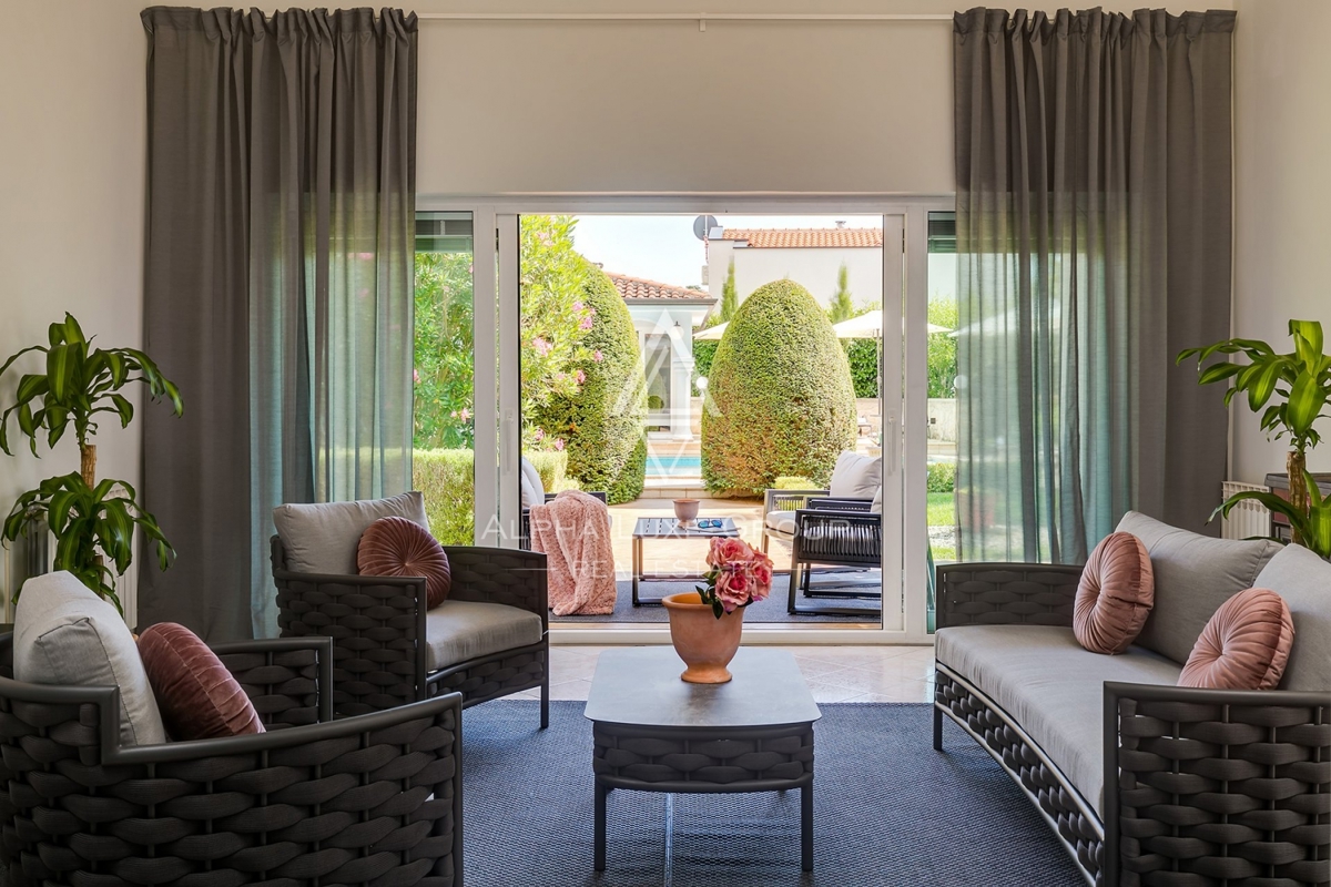 Villa con piscina, ampio giardino, Parenzo.