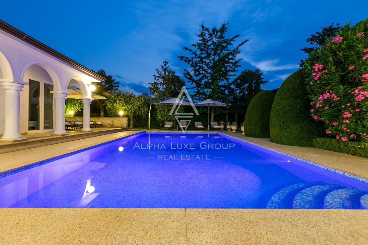 Villa con piscina, ampio giardino, Parenzo.