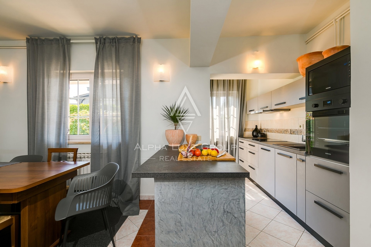 Villa con piscina, ampio giardino, Parenzo.