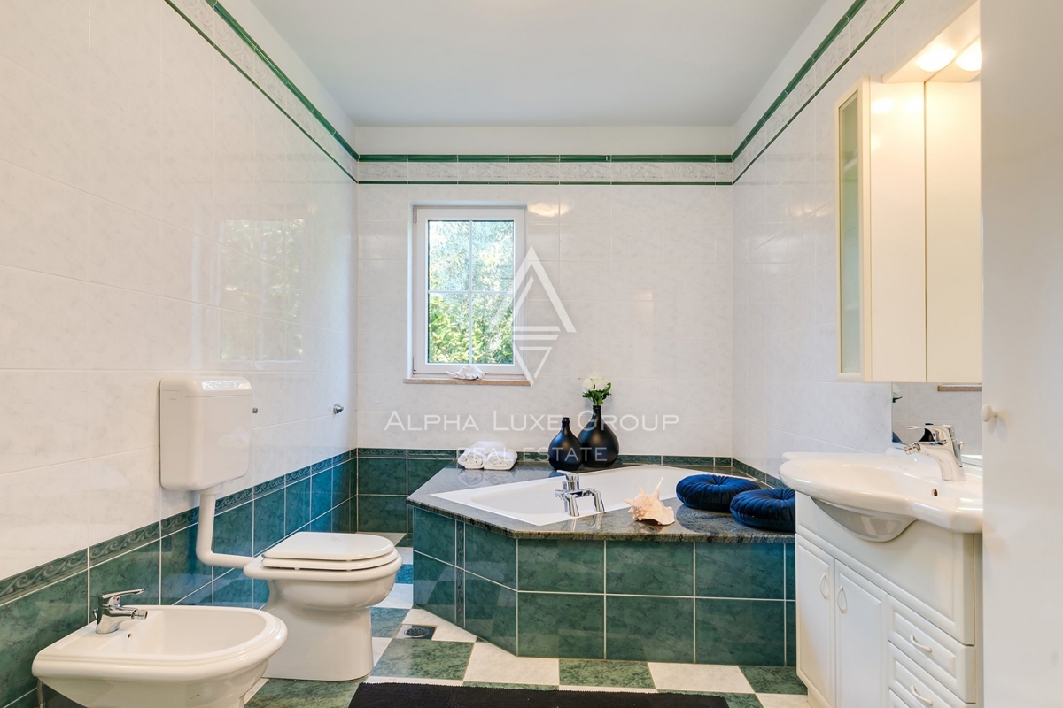 Villa con piscina, ampio giardino, Parenzo.