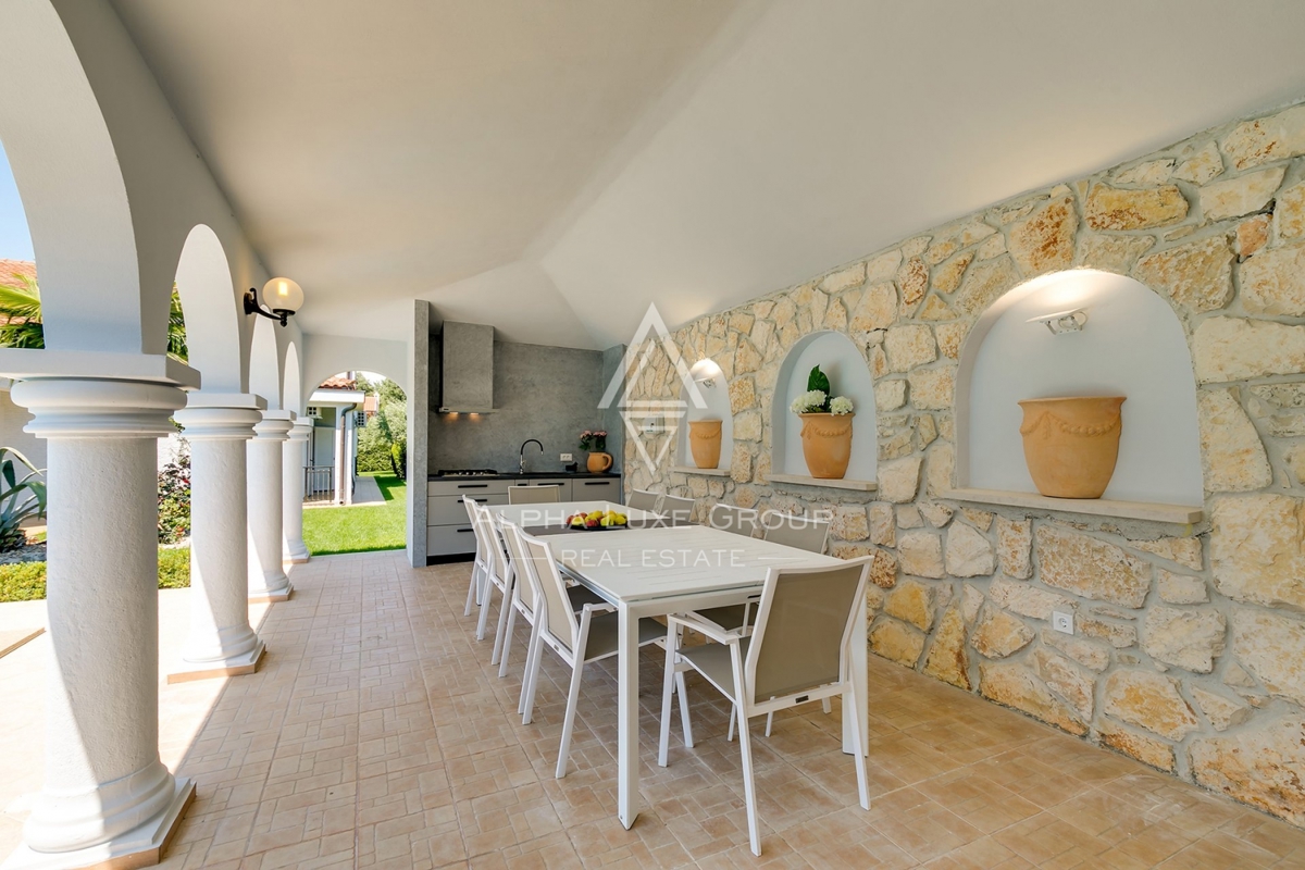 Villa con piscina, ampio giardino, Parenzo.