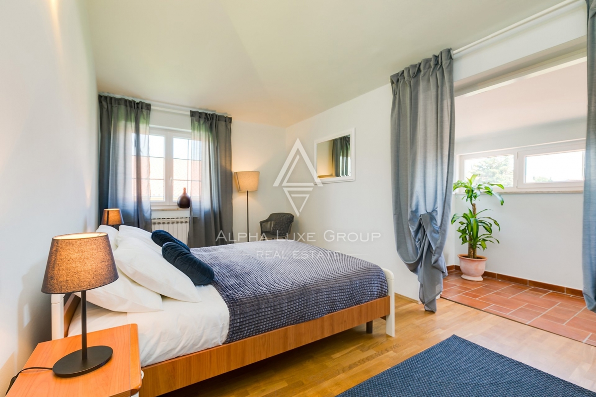 Villa con piscina, ampio giardino, Parenzo.