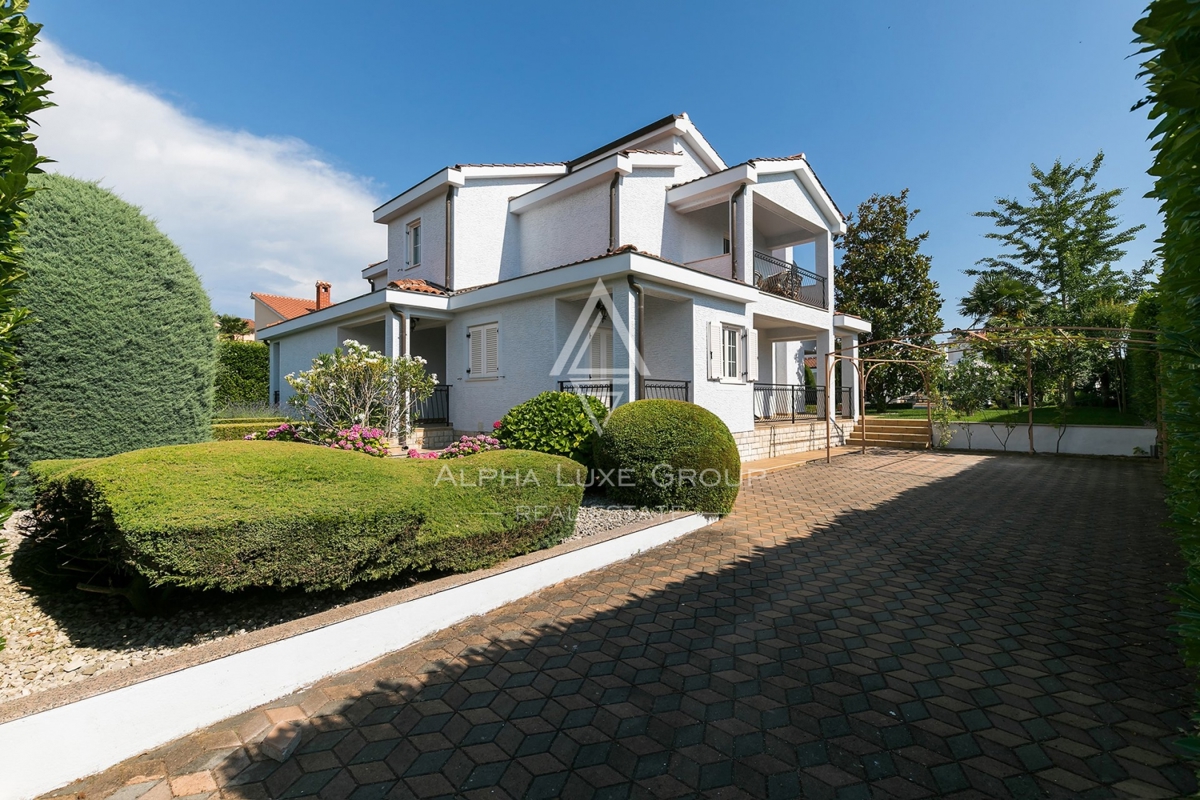 Villa con piscina, ampio giardino, Parenzo.