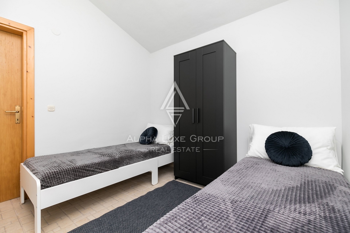 Villa con piscina, ampio giardino, Parenzo.