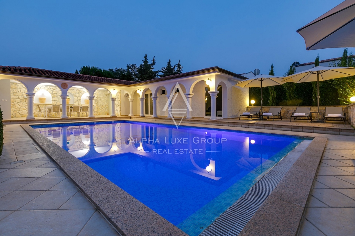 Villa con piscina, ampio giardino, Parenzo.