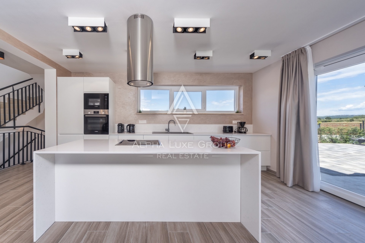 ALPHA LUXE GROUP IN VENDITA, VILLA MODERNA, VICINO A POREČ, ZONA TRANQUILLA