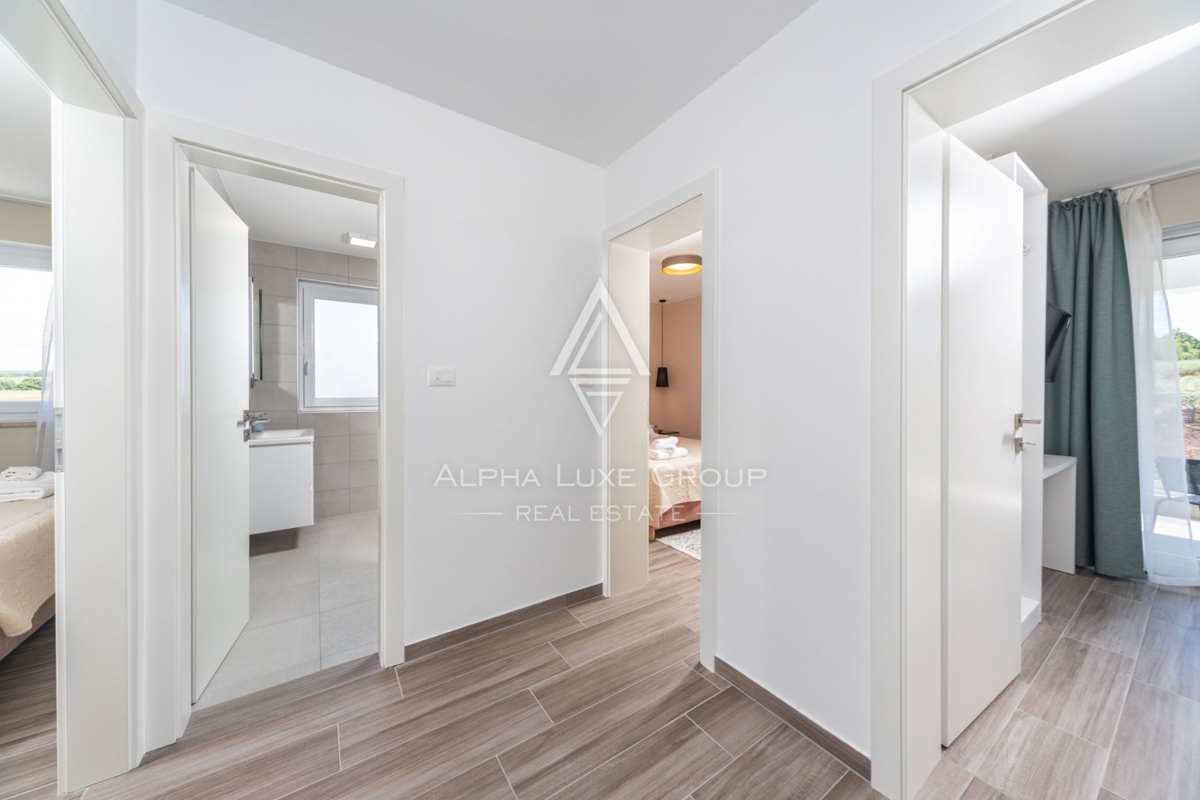 ALPHA LUXE GROUP IN VENDITA, VILLA MODERNA, VICINO A POREČ, ZONA TRANQUILLA