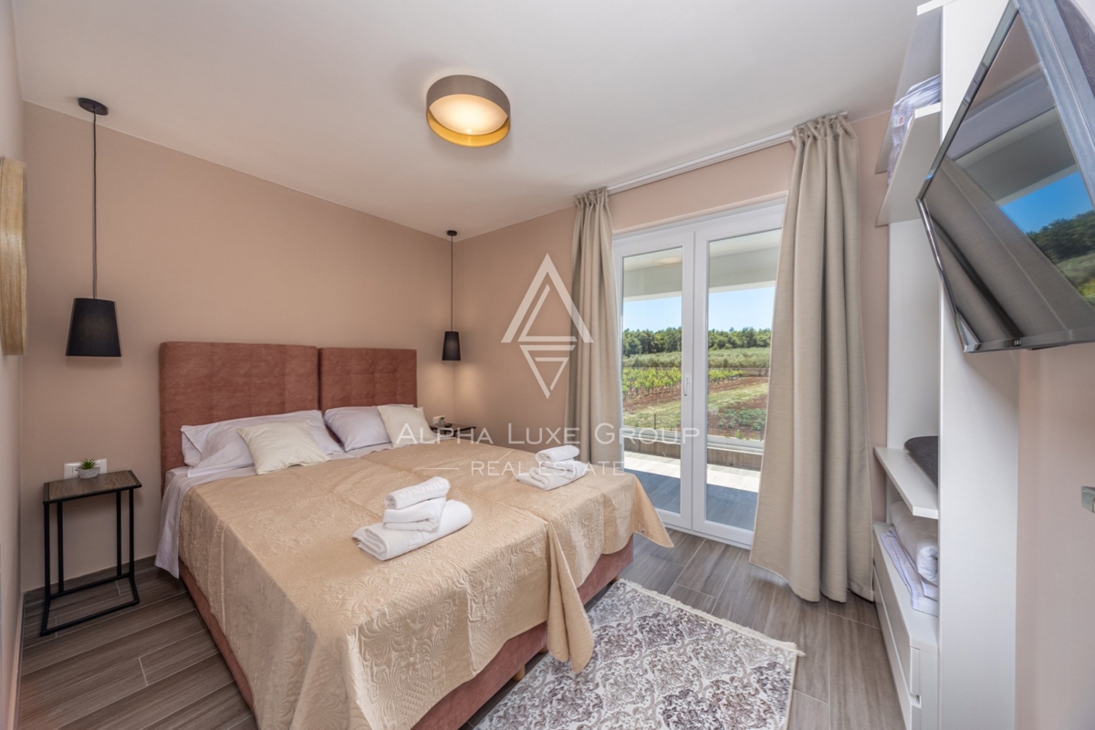 ALPHA LUXE GROUP IN VENDITA, VILLA MODERNA, VICINO A POREČ, ZONA TRANQUILLA