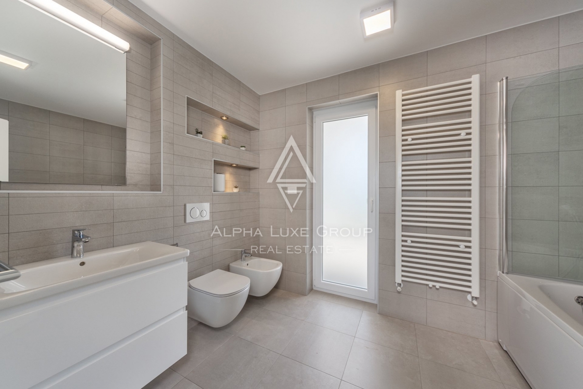 ALPHA LUXE GROUP IN VENDITA, VILLA MODERNA, VICINO A POREČ, ZONA TRANQUILLA