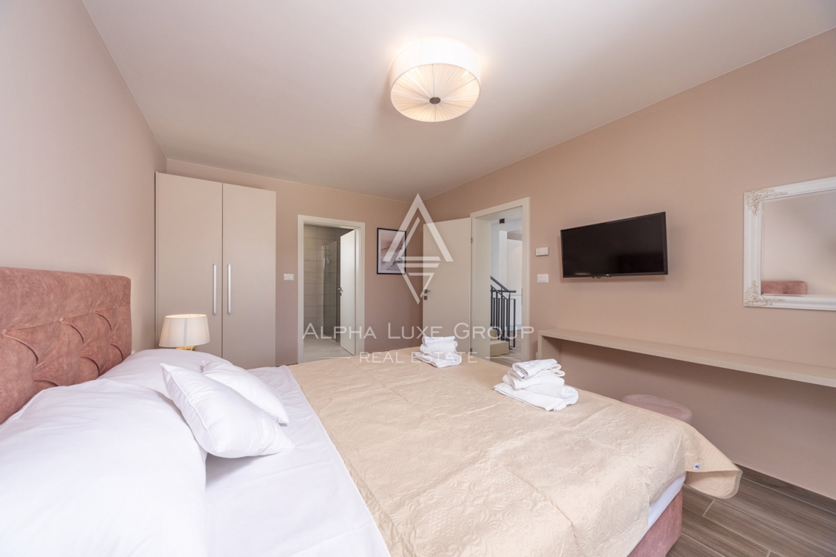 ALPHA LUXE GROUP IN VENDITA, VILLA MODERNA, VICINO A POREČ, ZONA TRANQUILLA