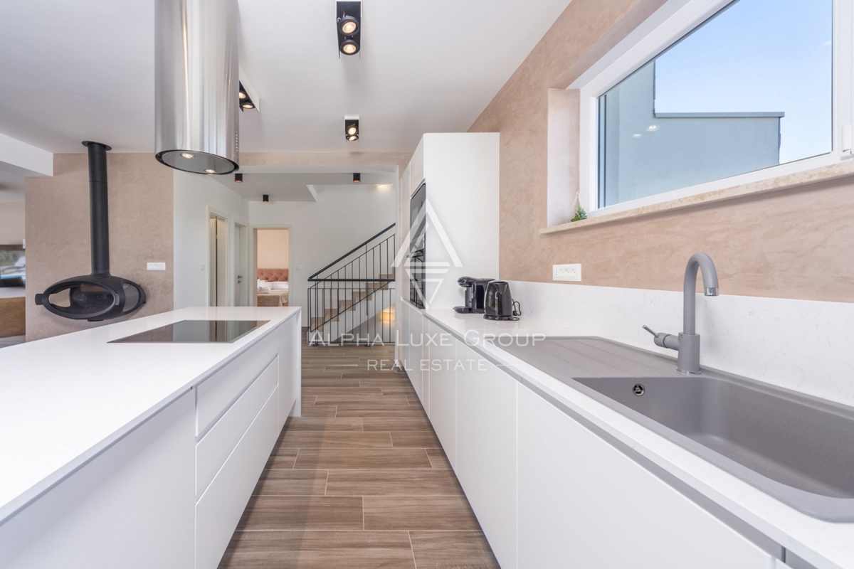 ALPHA LUXE GROUP IN VENDITA, VILLA MODERNA, VICINO A POREČ, ZONA TRANQUILLA