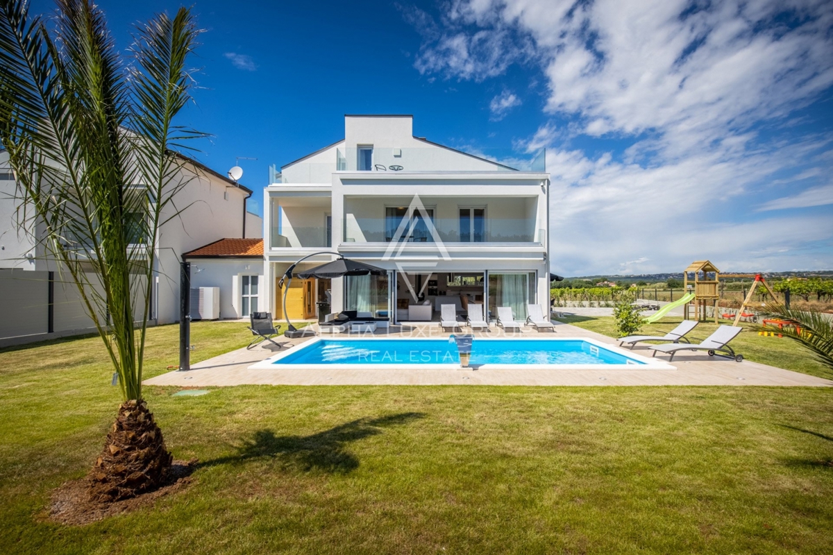 ALPHA LUXE GROUP IN VENDITA, VILLA MODERNA, VICINO A POREČ, ZONA TRANQUILLA
