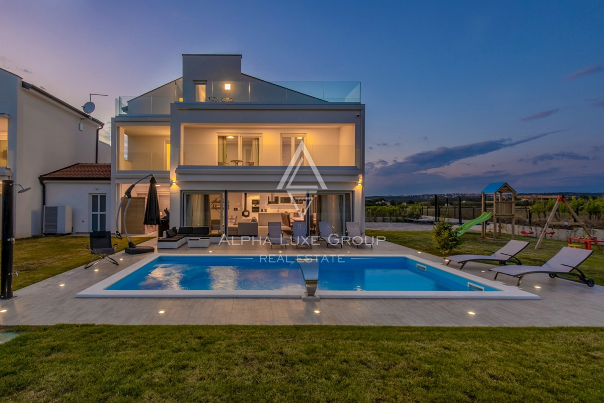 ALPHA LUXE GROUP IN VENDITA, VILLA MODERNA, VICINO A POREČ, ZONA TRANQUILLA