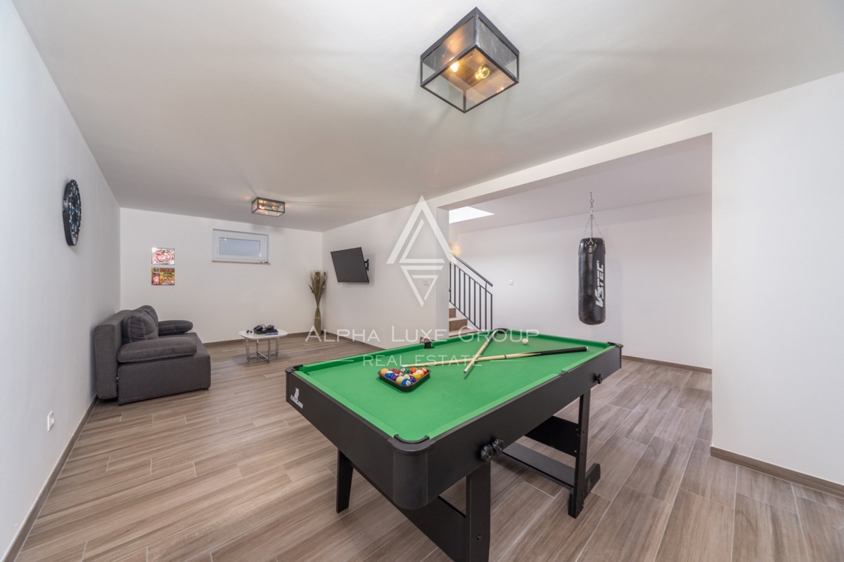 ALPHA LUXE GROUP IN VENDITA, VILLA MODERNA, VICINO A POREČ, ZONA TRANQUILLA