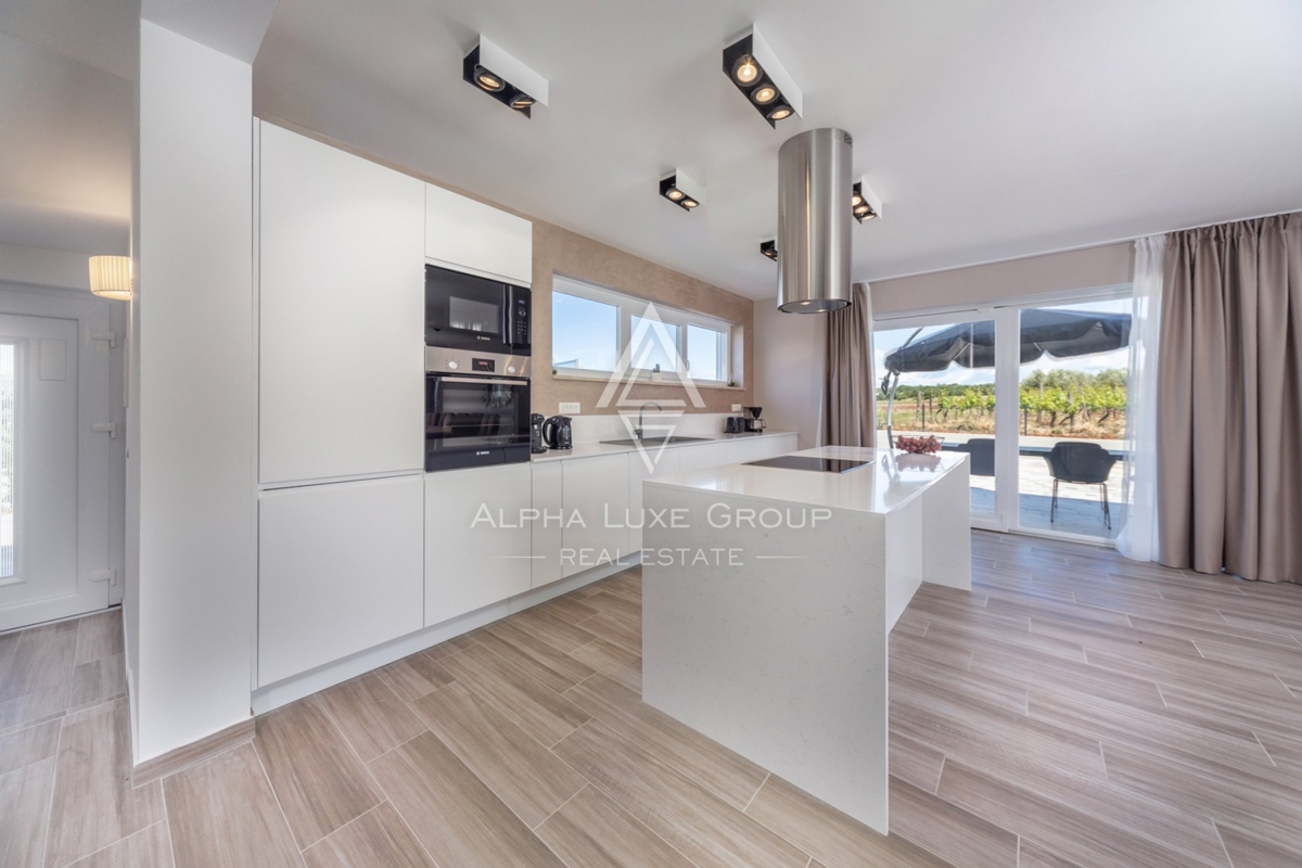 ALPHA LUXE GROUP IN VENDITA, VILLA MODERNA, VICINO A POREČ, ZONA TRANQUILLA