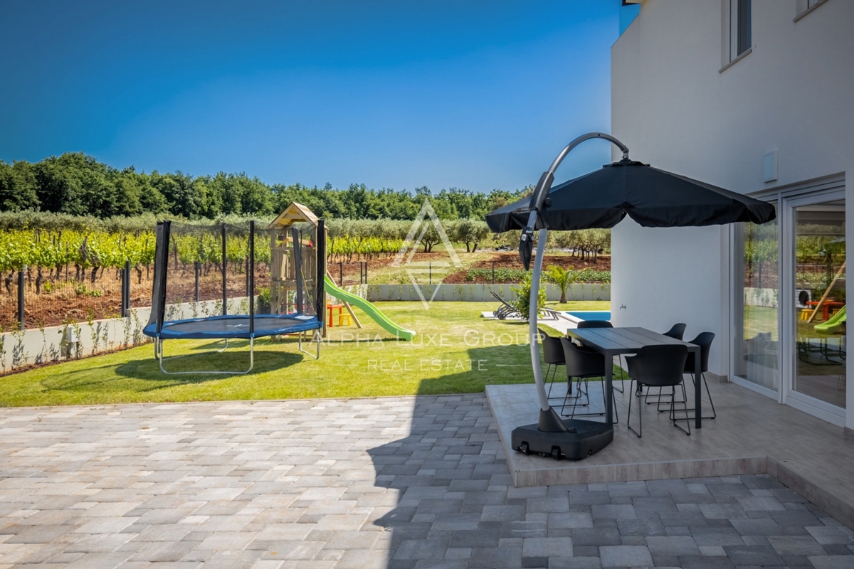ALPHA LUXE GROUP IN VENDITA, VILLA MODERNA, VICINO A POREČ, ZONA TRANQUILLA