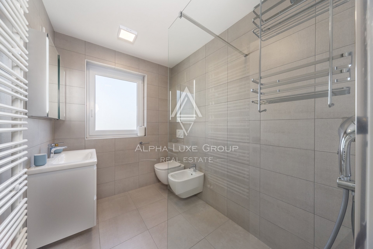ALPHA LUXE GROUP IN VENDITA, VILLA MODERNA, VICINO A POREČ, ZONA TRANQUILLA