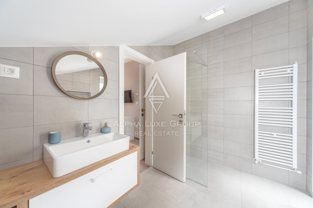 ALPHA LUXE GROUP IN VENDITA, VILLA MODERNA, VICINO A POREČ, ZONA TRANQUILLA