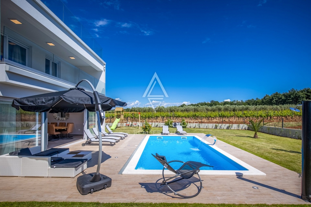 ALPHA LUXE GROUP IN VENDITA, VILLA MODERNA, VICINO A POREČ, ZONA TRANQUILLA