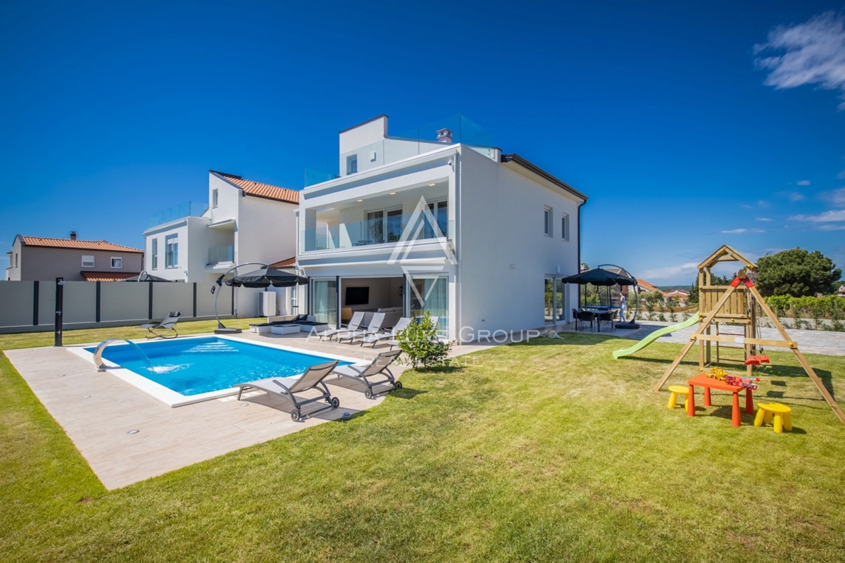 ALPHA LUXE GROUP IN VENDITA, VILLA MODERNA, VICINO A POREČ, ZONA TRANQUILLA