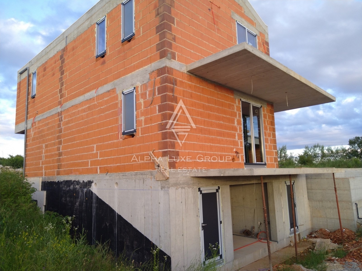 Istria, Visignano, Villa moderna con piscina tranquilla