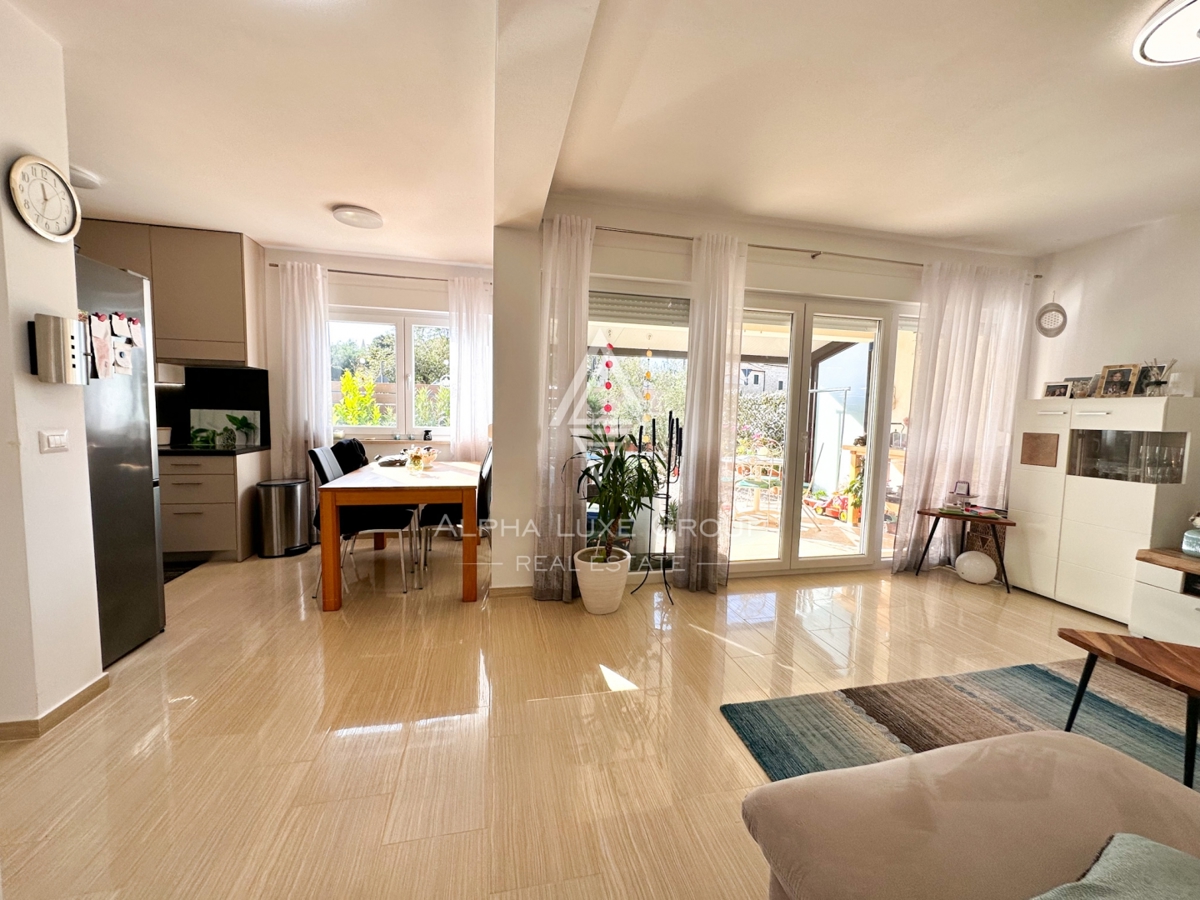 Parenzo, Istria – Appartamento moderno con giardino