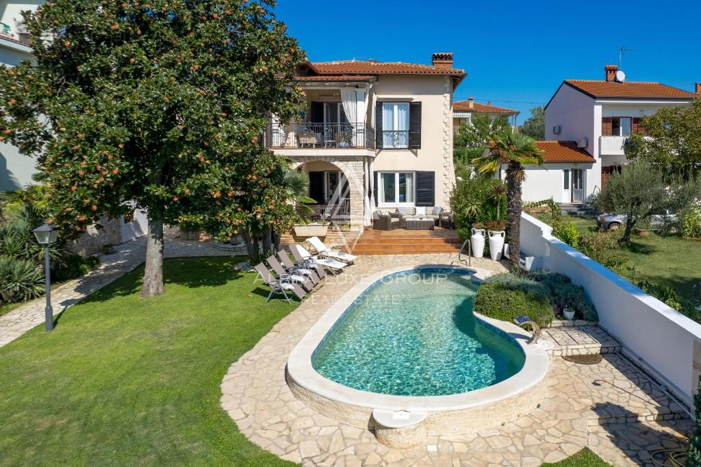 Istria, Umago – Elegante villa fronte mare con piscina