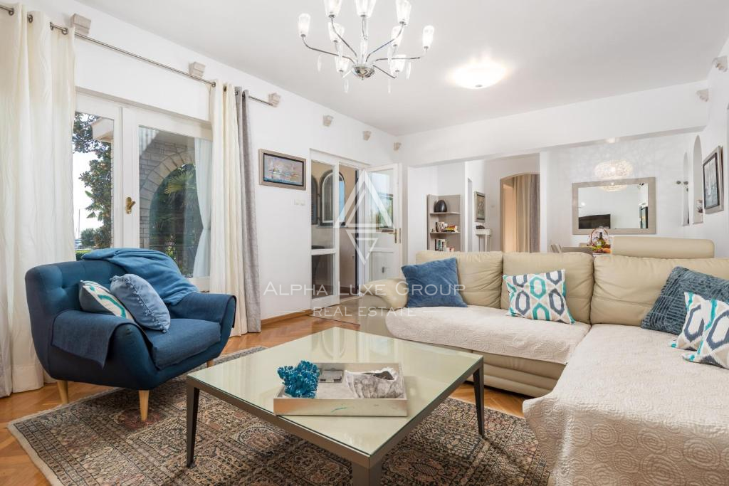 Istria, Umago – Elegante villa fronte mare con piscina