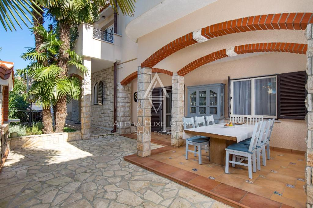 Istria, Umago – Elegante villa fronte mare con piscina