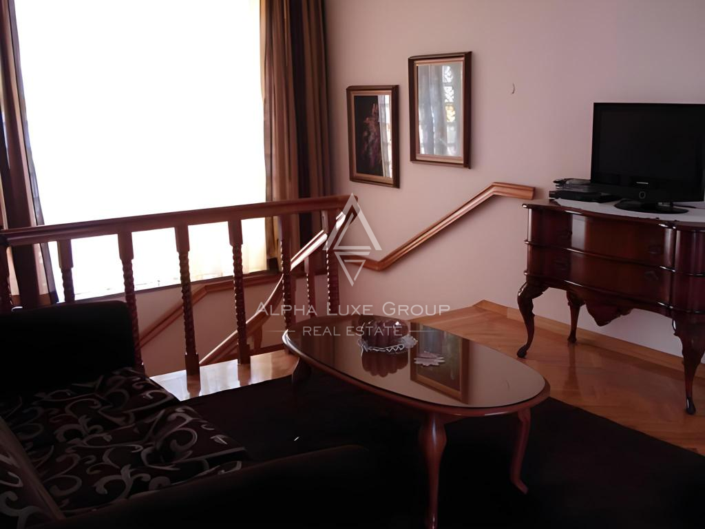 Istria, Umago – Elegante villa fronte mare con piscina