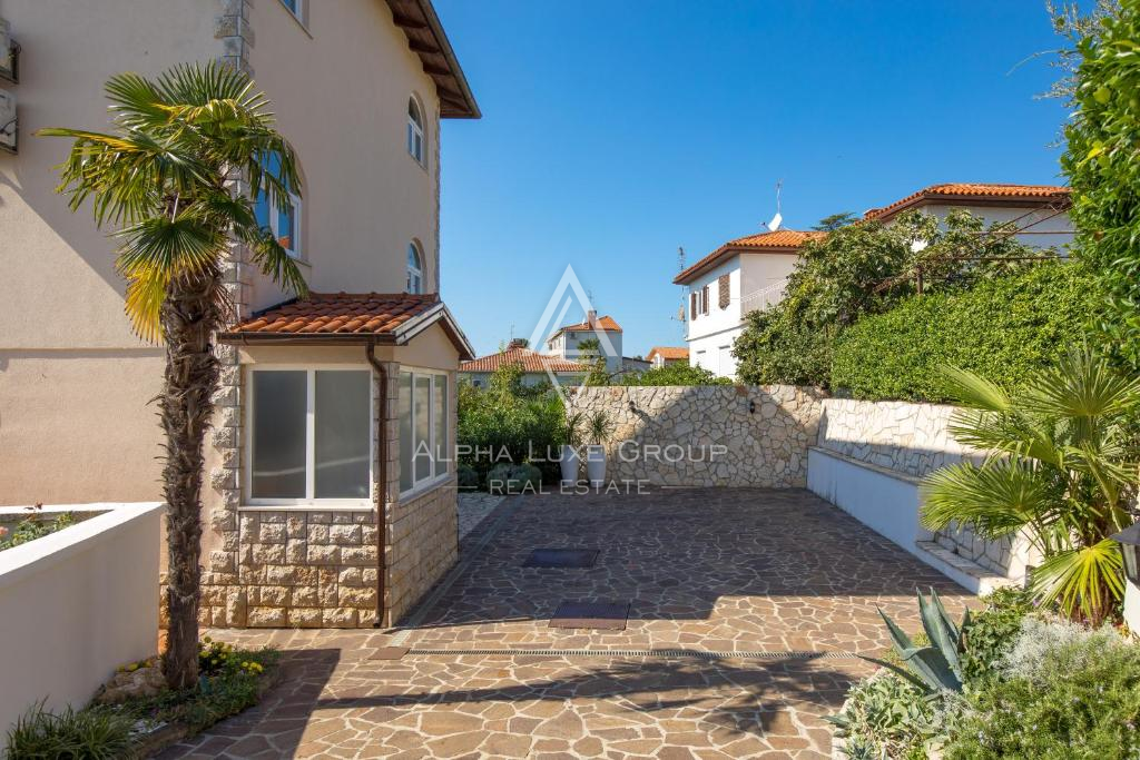 Istria, Umago – Elegante villa fronte mare con piscina
