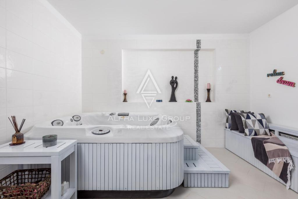 Istria, Umago – Elegante villa fronte mare con piscina