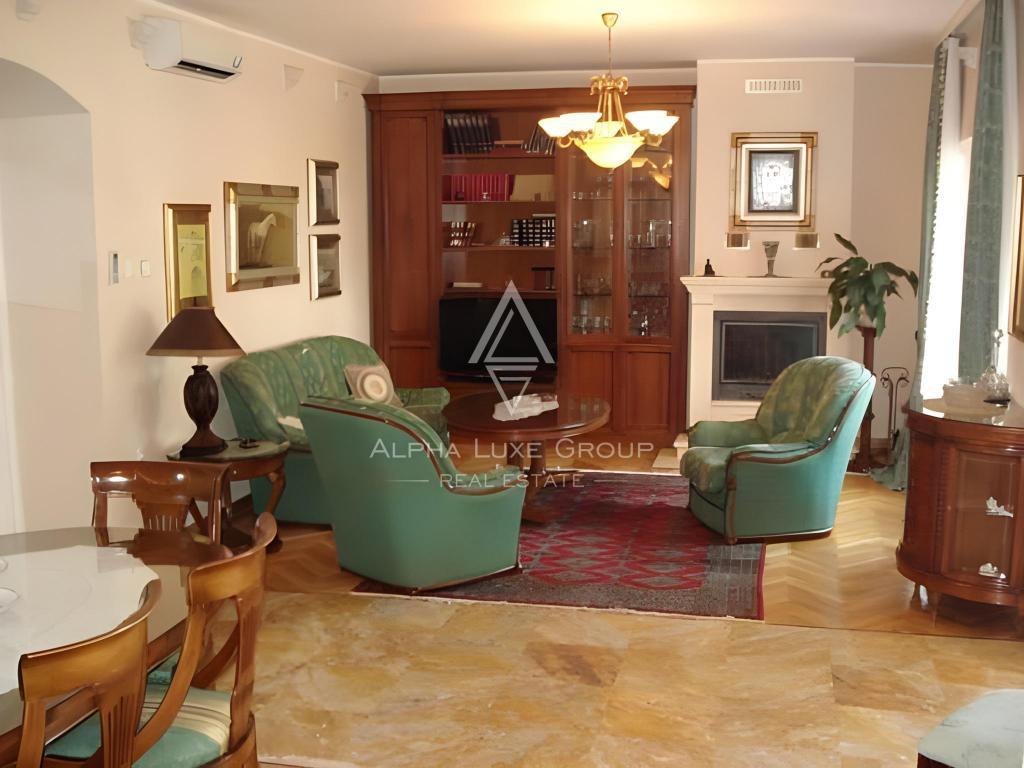 Istria, Umago – Elegante villa fronte mare con piscina