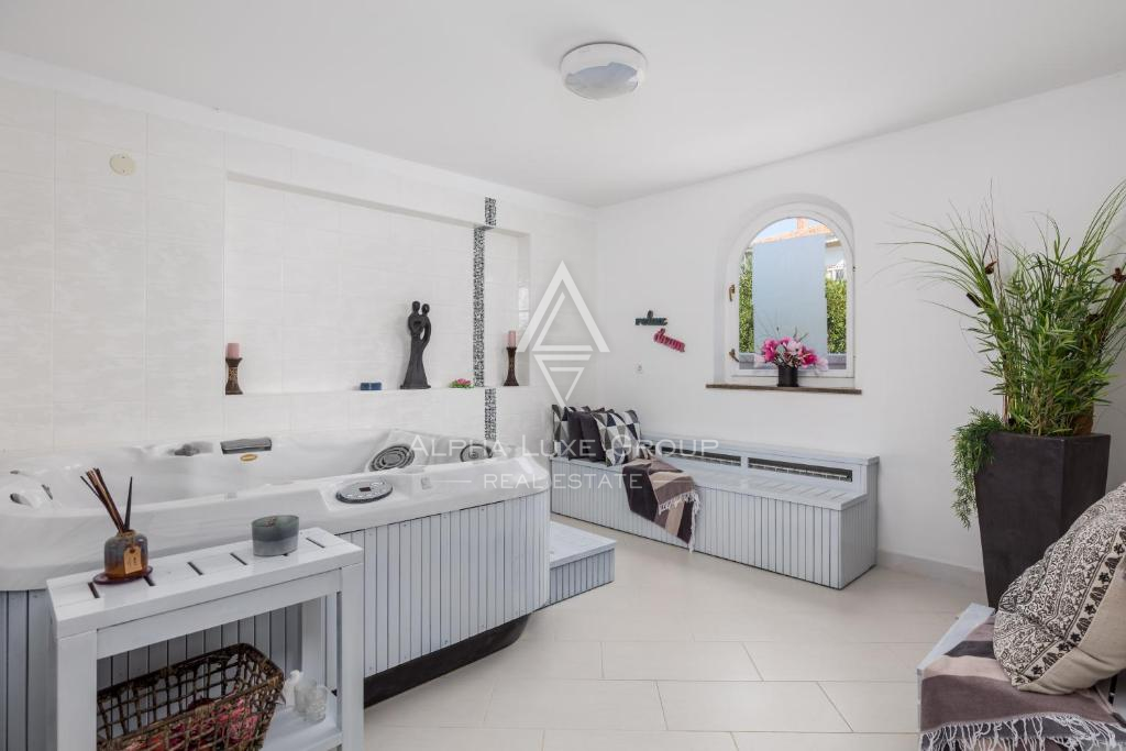 Istria, Umago – Elegante villa fronte mare con piscina