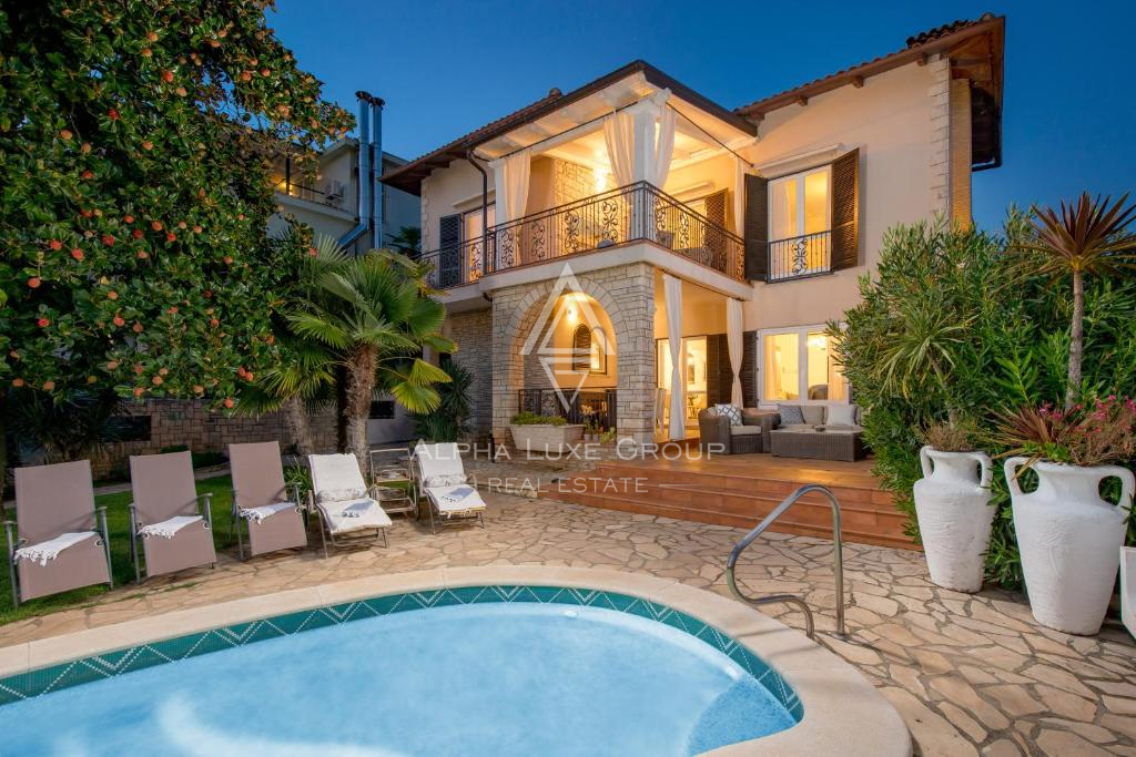 Istria, Umago – Elegante villa fronte mare con piscina