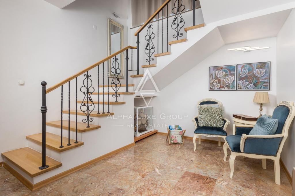 Istria, Umago – Elegante villa fronte mare con piscina