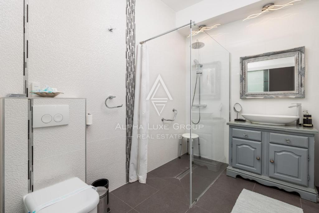 Istria, Umago – Elegante villa fronte mare con piscina