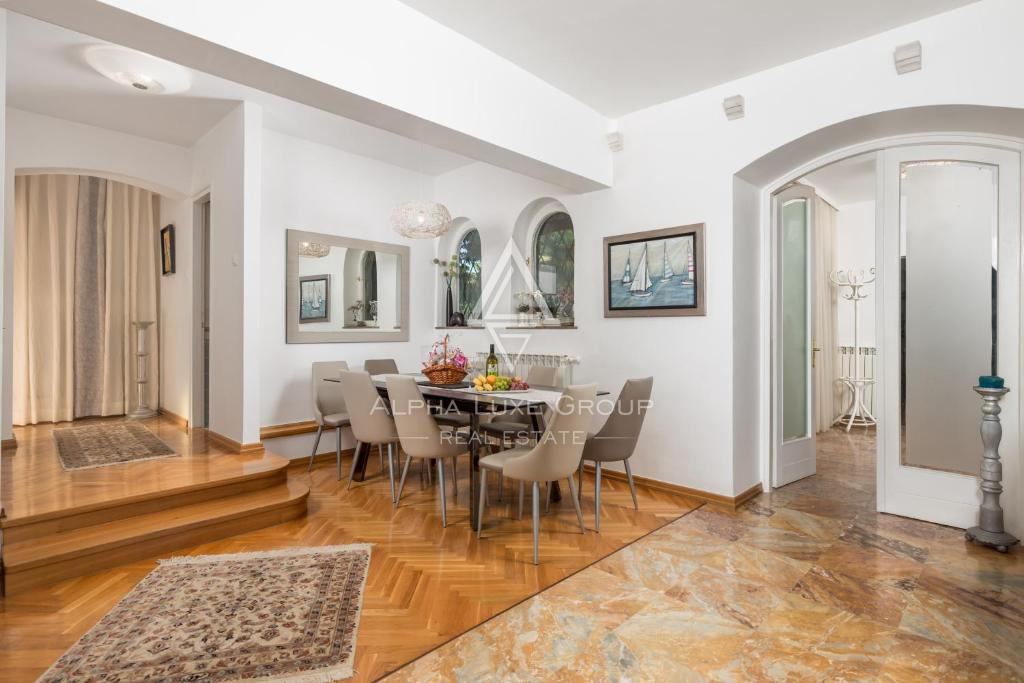 Istria, Umago – Elegante villa fronte mare con piscina