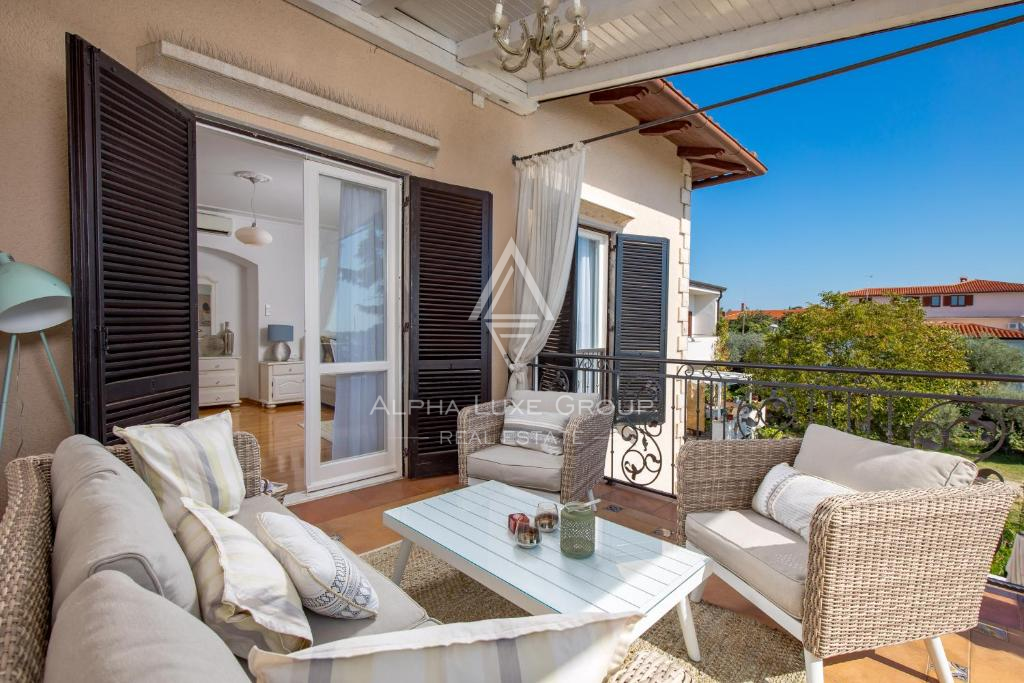 Istria, Umago – Elegante villa fronte mare con piscina