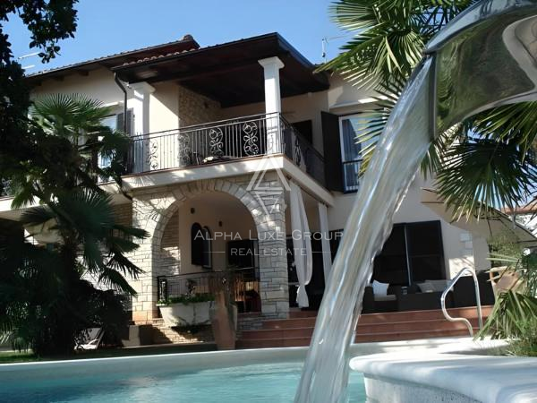 Istria, Umago – Elegante villa fronte mare con piscina