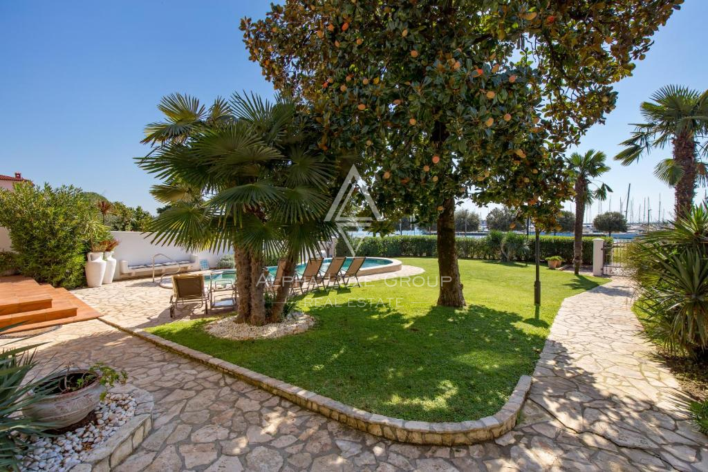 Istria, Umago – Elegante villa fronte mare con piscina