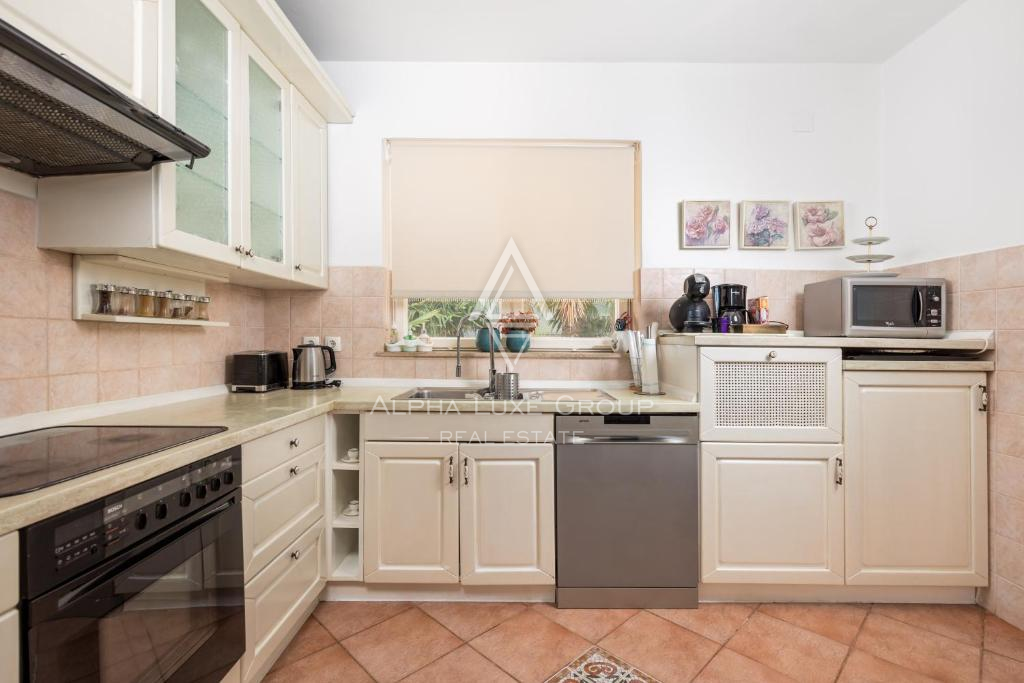 Istria, Umago – Elegante villa fronte mare con piscina