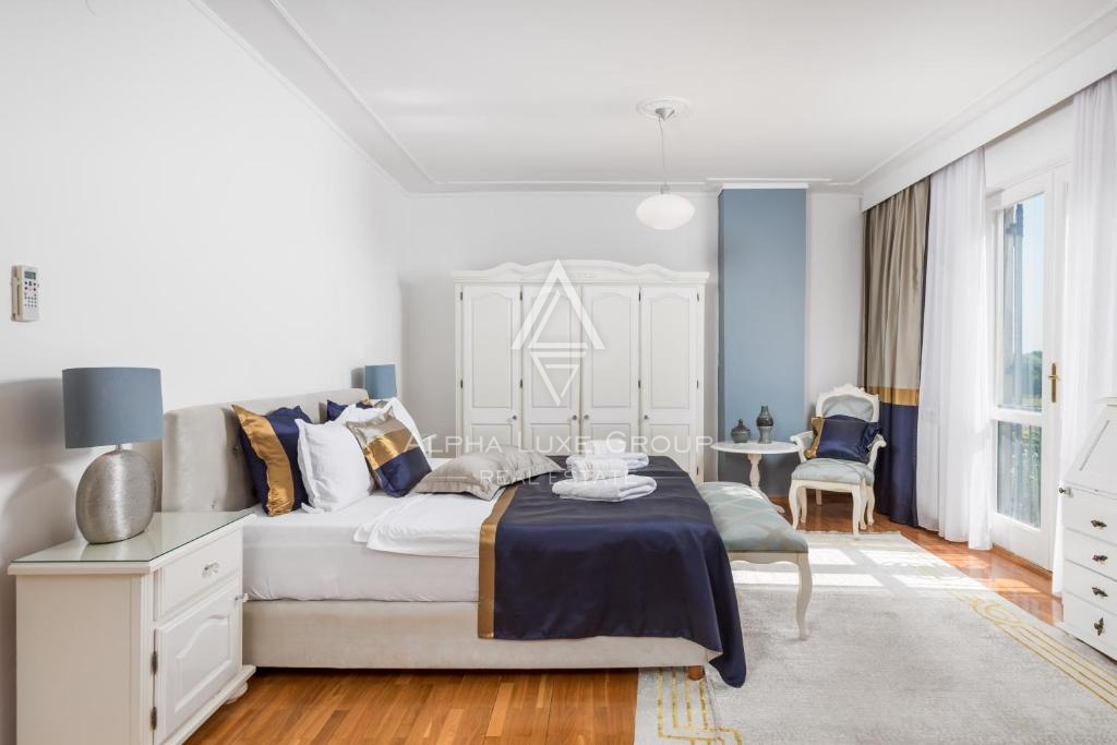 Istria, Umago – Elegante villa fronte mare con piscina