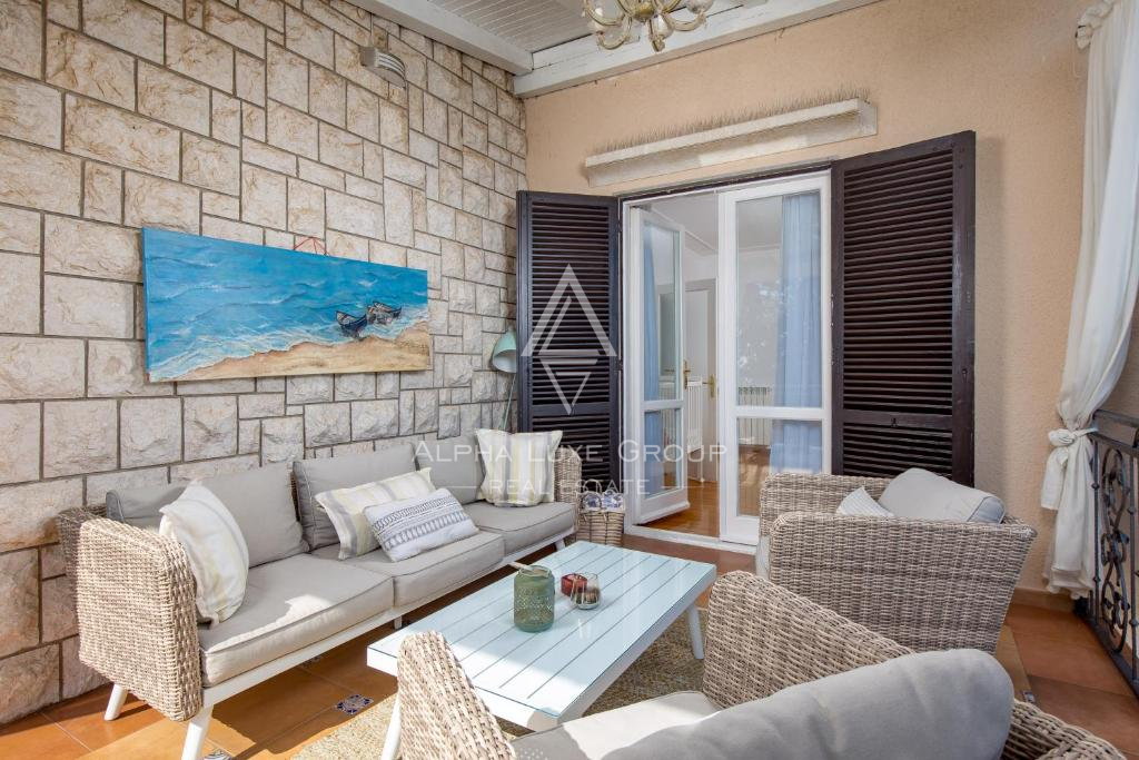 Istria, Umago – Elegante villa fronte mare con piscina