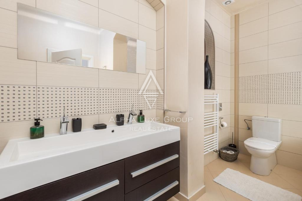 Istria, Umago – Elegante villa fronte mare con piscina