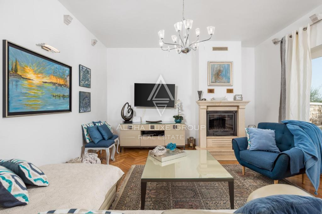 Istria, Umago – Elegante villa fronte mare con piscina